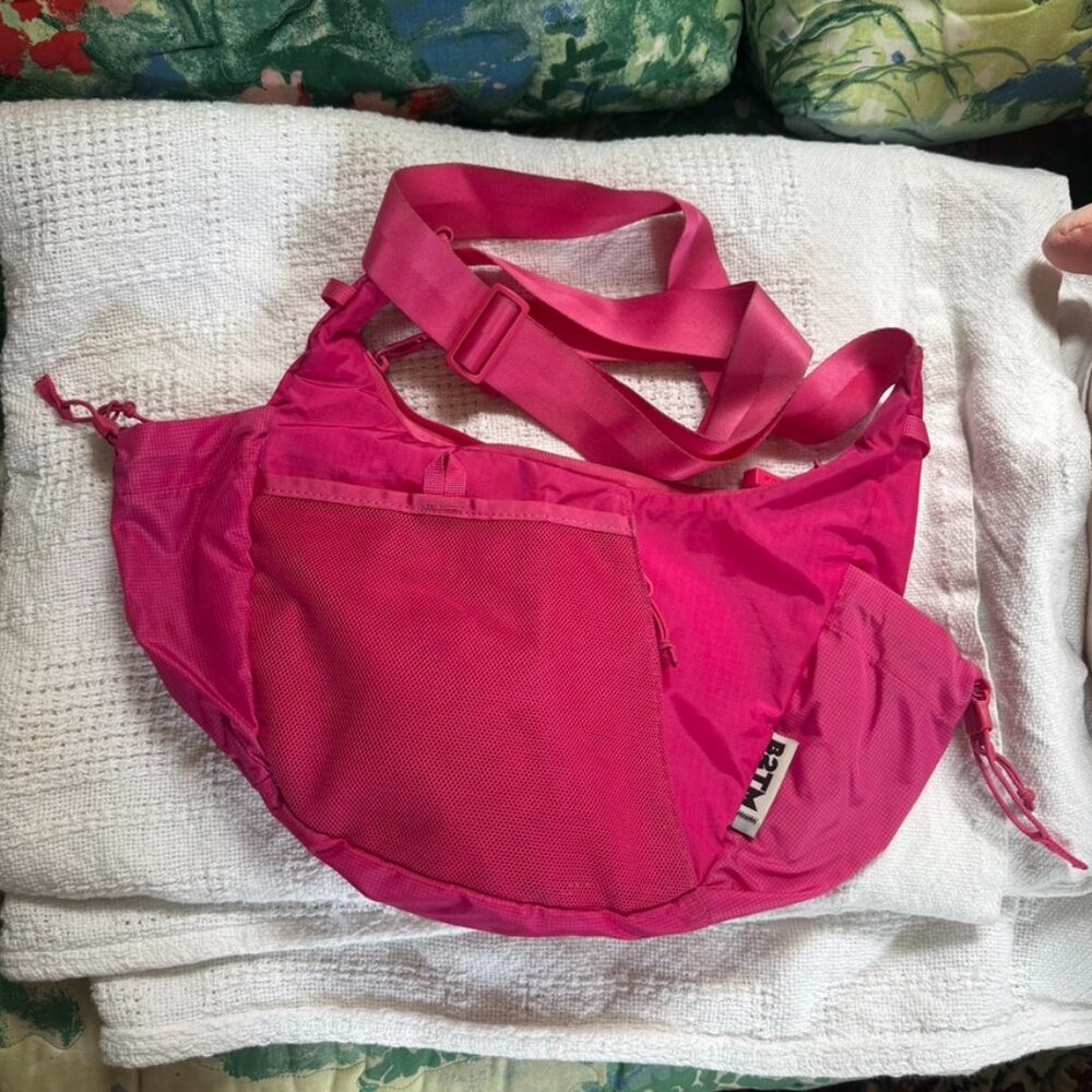 Crescent Crossbody (4.7L) Solid hot pink